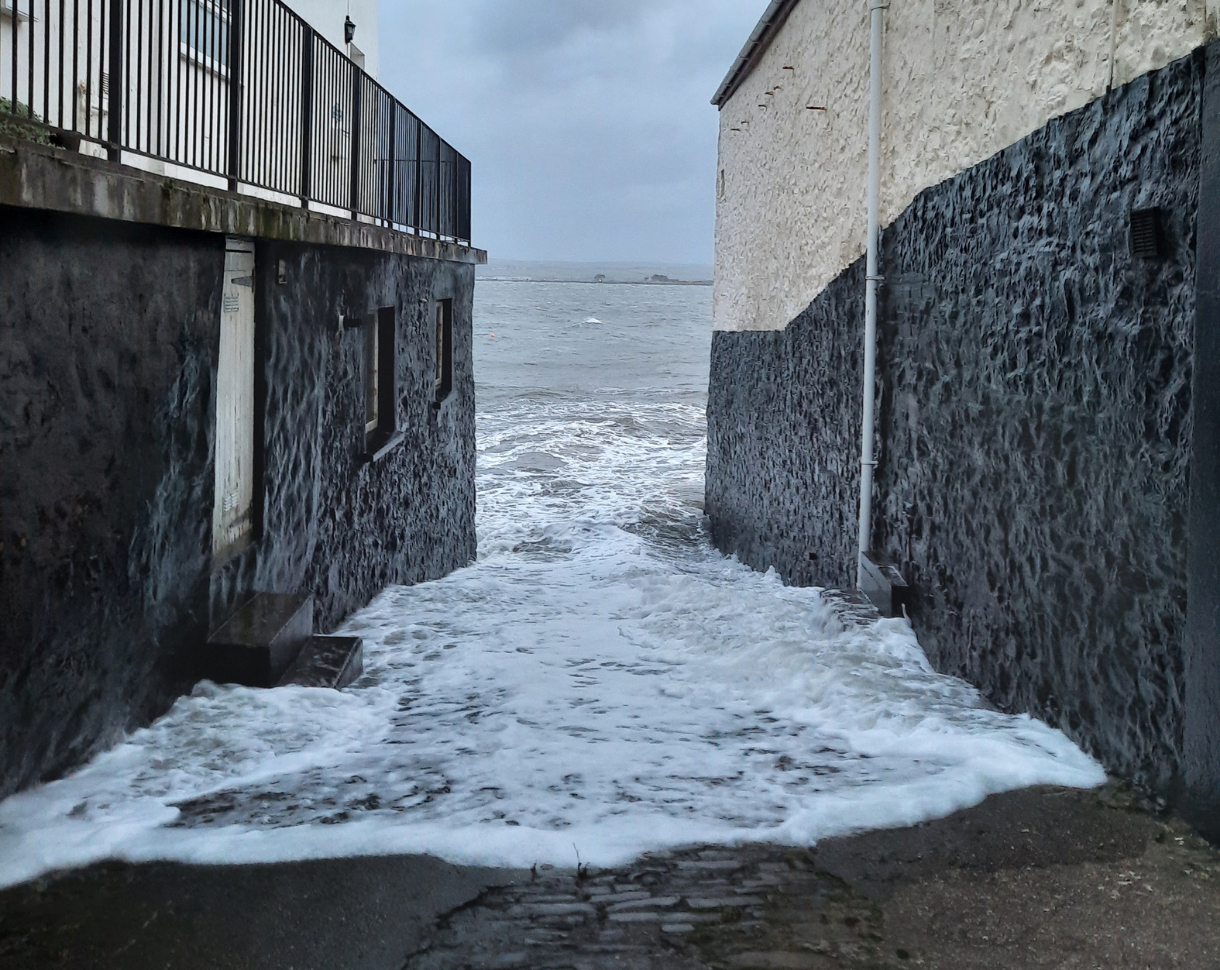 Wave between the buildings in Appledore