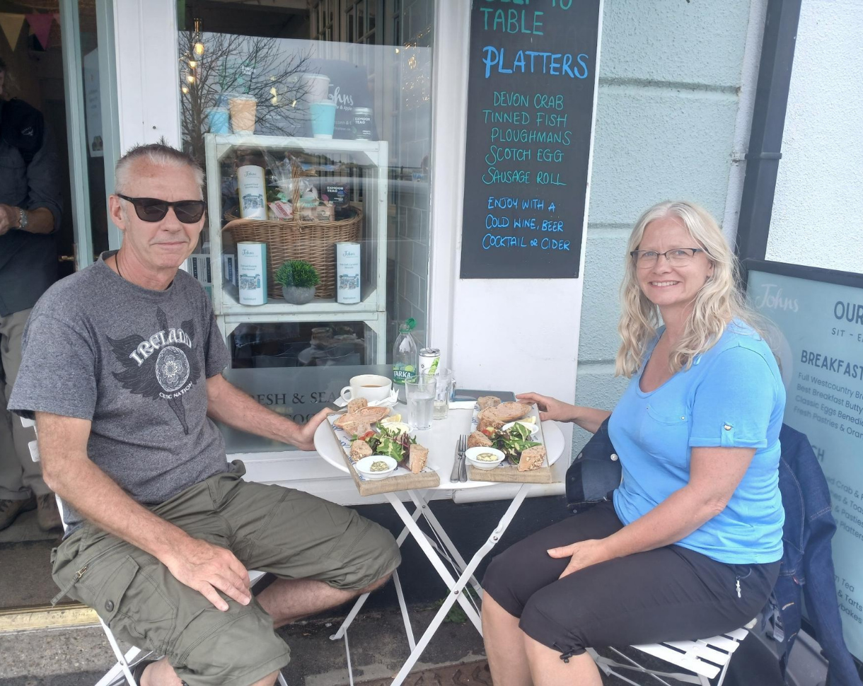 Outside tables Johns of Appledore on the Quay